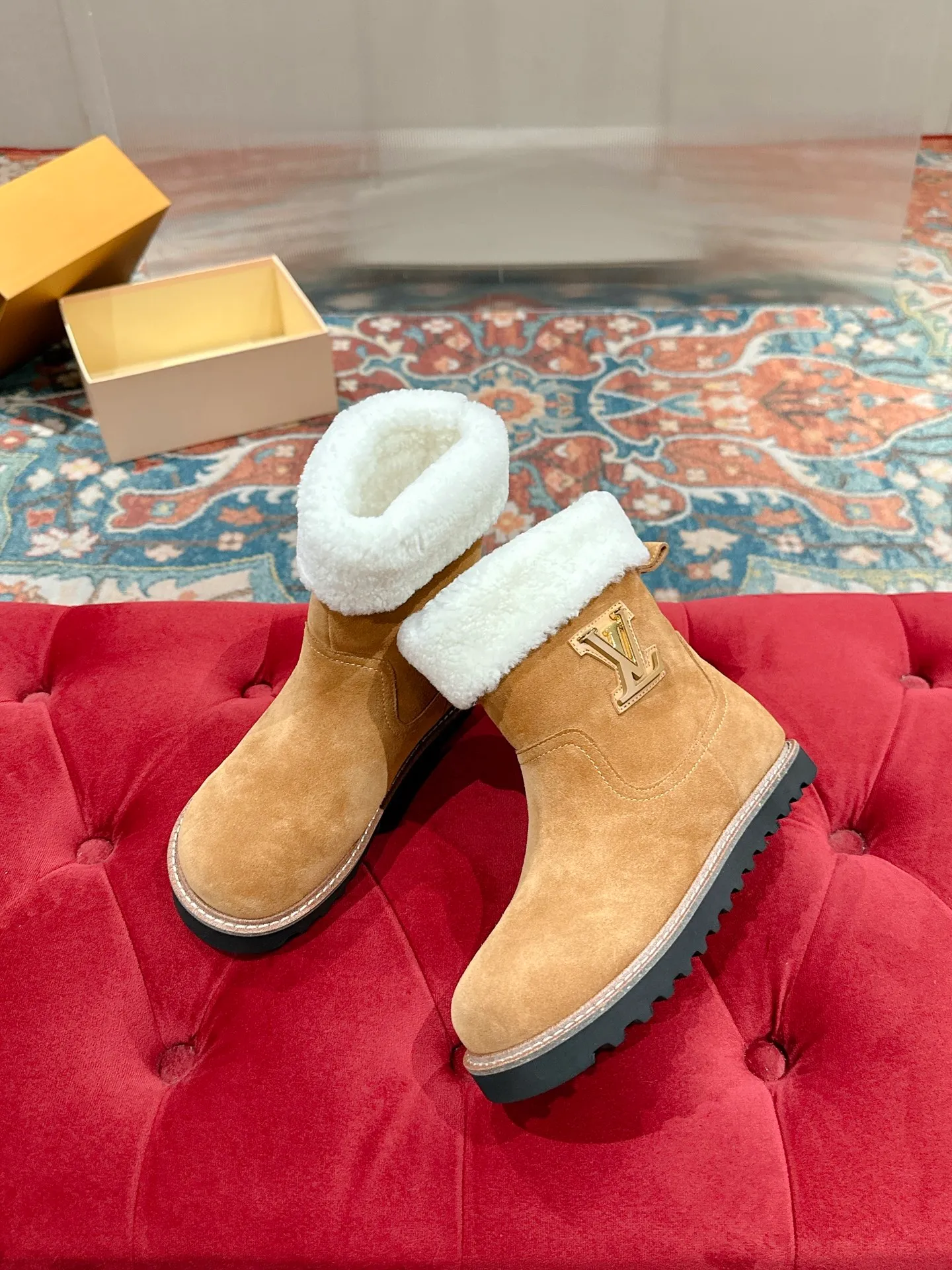 👟👟Ex-factory price 780👟👟 Louis Vuiton·Louis Vuitton 2025ss new LV Aspen Line series wool thick-soled Chelsea short boots fur boots snow boots Martin boots Original purchase, development and production This LV snow boots adopt the original lasting method. The materials are all original ones. Pay attention to the difference between the lower version and the molded rubber sole. The upper is decorated with three-dimensional carvings, which is full of high-end. The upper foot is really beautiful. ▪️Fabric: Cow suede/presbyopia leather ▪️Inner lining: original wool lining ▪️Outsole: original molded outsole ▪️Size: 35-40 (40 customized, non-returnable)